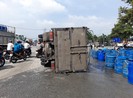 Dân giúp tài xế xe tải gom hàng tấn cá lóc đổ xuống đường