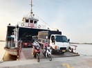 Phà Rạch Miễu tạm kẹt xe kéo dài, 2 phà nằm không tại bến