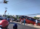 Xe đưa rước công nhân tông vào trụ điện, tài xế tử vong