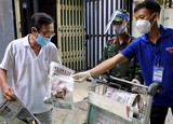 Video: Người dân TP.HCM được tặng báo miễn phí tận nhà