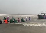 Video: Bộ đội biên phòng dầm mưa giúp ngư dân kéo tàu thuyền lên bờ tránh bão
