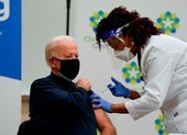 Ông Biden được tiêm vaccine COVID-19, ca ngợi ông Trump