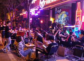 Đại biểu chất vấn việc 'đường Phạm Văn Đồng thành bar vỉa hè'