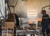 2 cơ sở sản xuất đồ gỗ ở Bình Dương cháy ngùn ngụt - ảnh 3