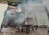 2 cơ sở sản xuất đồ gỗ ở Bình Dương cháy ngùn ngụt - ảnh 1