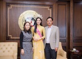 Hoa hậu Đỗ Thị Hà xúc động bật khóc trong ngày về thăm trường 