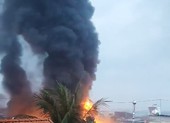 Cháy xưởng bao bì ở Vĩnh Lộc B, khói cao hàng chục mét