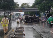 Xe tải lật trên đại lộ Võ Văn Kiệt, tài xế và phụ xe bị thương