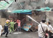 Dân cảm ơn cảnh sát PCCC dập vụ cháy sát chợ Hạnh Thông Tây