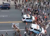 Video: Cảnh sát New York tông xe vào đám đông người biểu tình