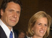 Ông Cuomo bị tố bạo hành, vợ cũ phải trốn ở nhà tắm cả đêm