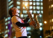 Nghẹn ngào nghe Trần Mạnh Tuấn thổi Saxophone ở bệnh viện dã chiến