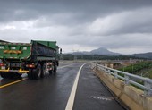Xe chạy vun vút trên cao tốc chưa thông xe bất chấp biển cấm