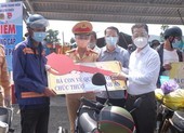 Bí thư Đà Nẵng thăm hỏi, trao xe máy mới cho người dân về quê