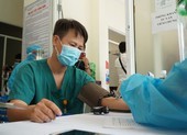 Nữ nhân viên y tế sốc phản vệ, Đà Nẵng dừng tiêm vaccine