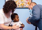 Nghiên cứu, tiêm vaccine COVID-19 cho trẻ em: Nhiều thách thức