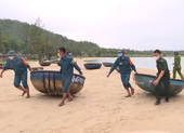 Video: Bộ đội, Công an Đà Nẵng giúp ngư dân chống bão số 5