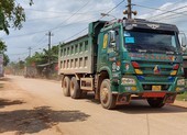 Dân chặn xe chở đất thi công cao tốc Cam Lộ - La Sơn