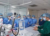 Diệu Nhi trong cặp bé song sinh dính nhau đã cai máy thở
