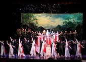 Lấy vở opera Lá đỏ đọ với Lạc trôi Sơn Tùng