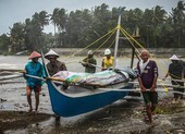 Dân Philippines đón Giáng sinh bằng cá hộp, mì gói do bão