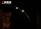 Video: Căn cứ Mỹ tại Iraq hứng hàng chục tên lửa nghi Iran bắn