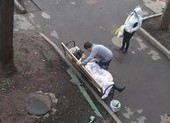 COVID-19: 1 phụ nữ Nga chết trên ghế ngay sau khi xuất viện