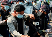  Myanmar: Hàng trăm cảnh sát biểu tình phản đối chính biến
