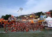 Bất chấp dịch nặng, 25.000 người Ấn Độ vẫn dự lễ hội tắm chung