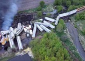 Mỹ: Đoàn tàu 47 toa trật đường ray, bốc cháy