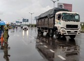 Đội mưa kiểm tra thân nhiệt tại cửa ngõ vào nội ô Cần Thơ