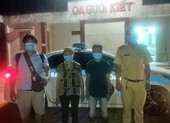 3 người đi bộ hàng trăm cây số đã được CSGT đưa lên tàu về quê