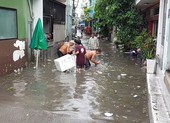 Video: TP.HCM mưa liên tục, người dân khơi cống chống ngập