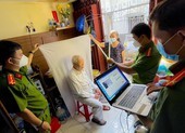 'Studio' dã chiến giúp người cao tuổi làm CCCD tại nhà 