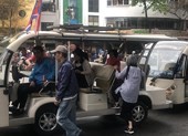 Tuyến xe điện bờ hồ Hoàn Kiếm thu hút khách nước ngoài