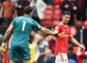 Thủ môn Aston Villa khiêu khích Ronaldo đá phạt đền