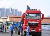 Cận cảnh bốc xếp các toa tàu số 2 của tuyến metro số 1