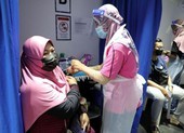 COVID-19: Malaysia bắt buộc toàn bộ nhân viên chính phủ tiêm vaccine