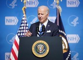 Ông Biden: Mỹ sẽ chiến đấu với Omicron bằng khoa học, không phải sự hỗn loạn