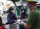 Video: Công an Đà Nẵng kiểm tra ngẫu nhiên người đi đường