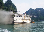 Tàu du lịch bốc cháy, khói mù mịt trên vịnh Hạ Long
