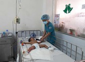 Đạp phải đống rác cháy, bé gái bị chín đôi chân