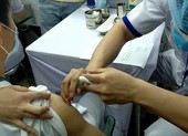 Video: 100 y, bác sĩ BV Nhiệt đới được tiêm vaccine COVID-19  