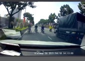 ‘Quái xế’ chặn đầu xe ô tô trên 2 đại lộ lớn ở TP.HCM