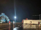 Bình Thuận: Lật xe khách giường nằm, 17 người bị thương