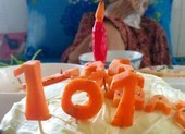 Xúc động chiếc bánh sinh nhật tặng mẹ già 101 tuổi trong khu phong tỏa