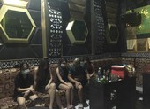 Bất chấp lệnh cấm, 8 nam nữ 'bay lắc' trong quán karaoke