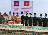 Biên phòng An Giang trao quà cho người dân Campuchia bị lũ lụt