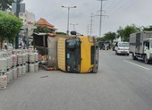 Xe tải chở gas lật trên đường Phạm Văn Đồng