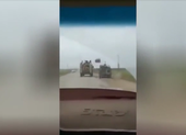 Video xe quân sự Mỹ tạt đầu, đẩy xe Nga ra khỏi đường ở Syria